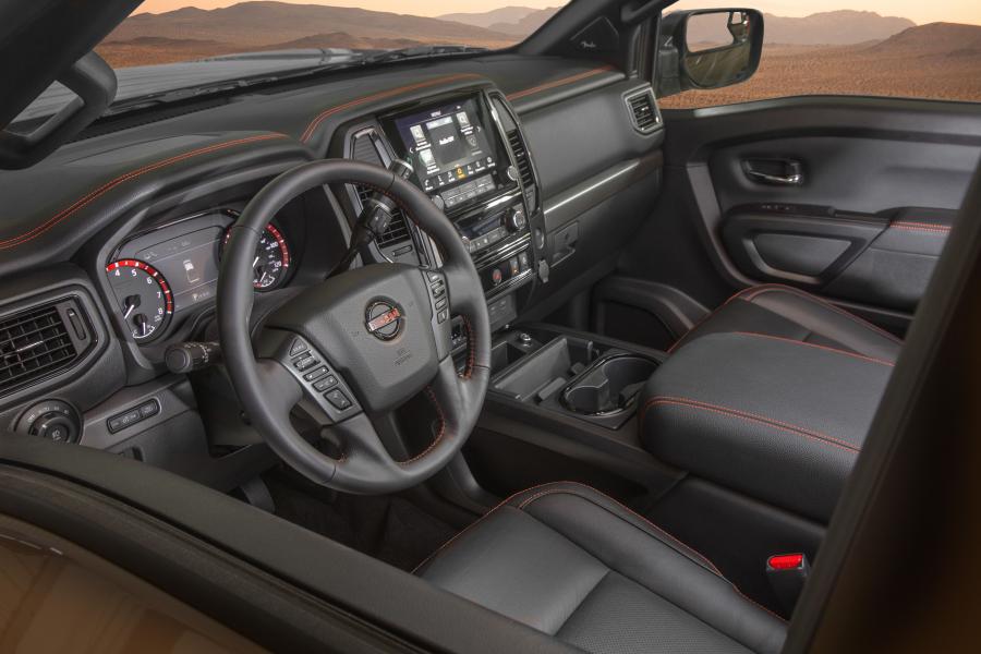 Интерьер Nissan Titan Pro4X Crew Cab 2019 года  (фото 31 из 35)